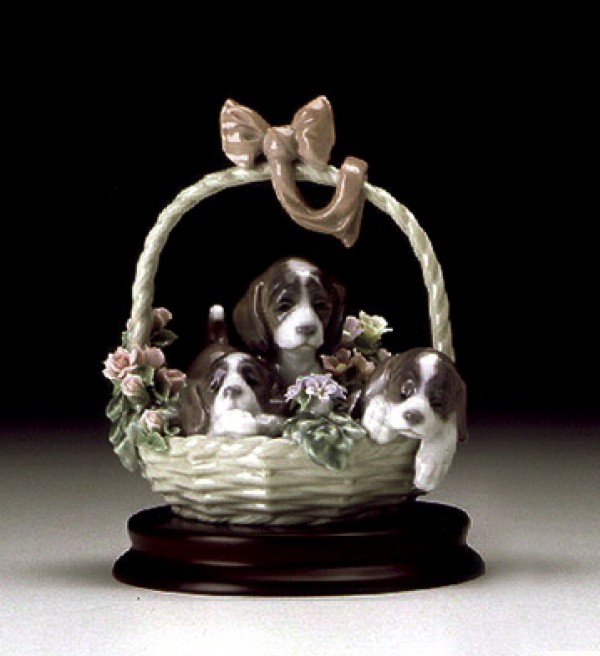 "A Litter of Love" Signed Glazed Porcelain figurine by Llardro